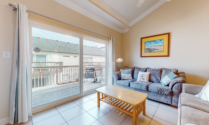 South Padre Island Condo | Bright & Contemporary Home with Shared Pool & Central Location