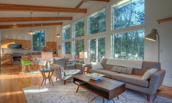 Eastsound House | Bright, Contemporary, Private, Walk to Shops, Cafe and Beaches