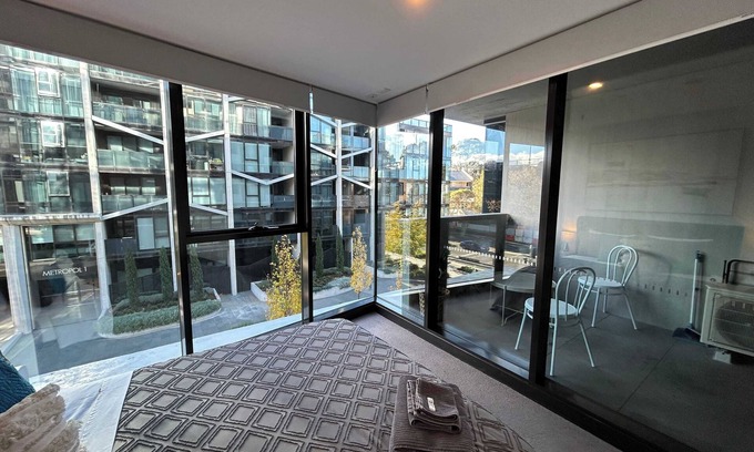 Reid Apartment | Bright & Cosy City Pad | CBD | Pool | Shopping