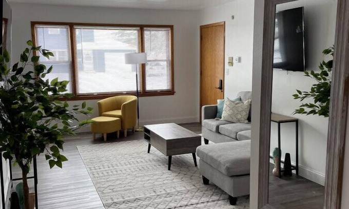 Appleton Apartment | Bright & Cozy APT-Self Check-In