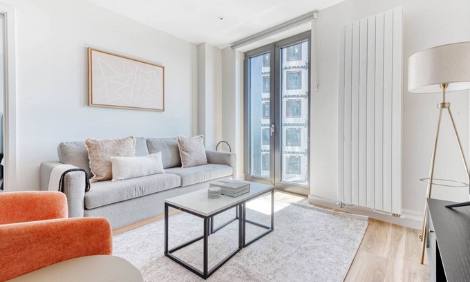 Fairfield Apartment | Bright Croydon 1BR, new build w/ 24h security, nr Tube, by Blueground