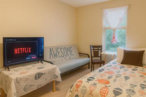 Whitehorse House | Bright Downtown Room Walk Everywhere Aurora Nearby