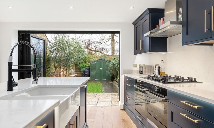 Blackheath House | Bright & Elegant 2BR Home in Blackheath, steps from the Park, by Veeve