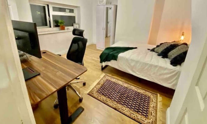 Newcastle-Under-Lyme House | Bright en-suite close to *Keele University*