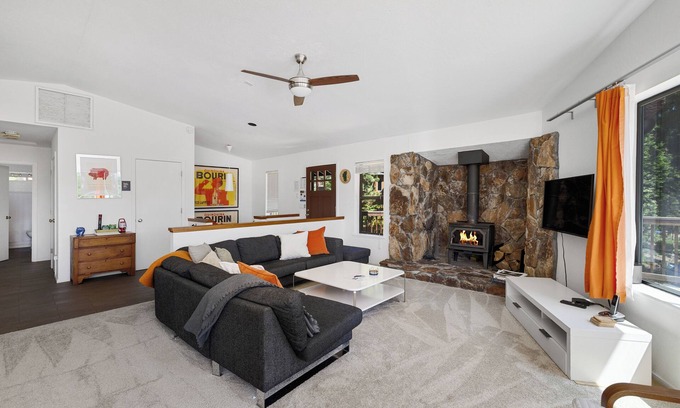 Carnelian Bay Cabin | Bright Home w/A/C, Private Hot Tub, Play Room, Sleeps 10, Close to Beaches