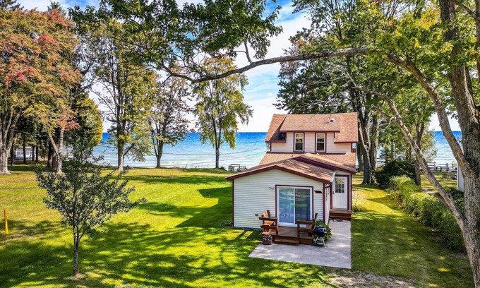 Lexington Cottage | Bright Lakefront Cottage w/ Deck & Fire Pit!