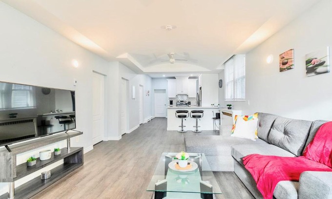 Kirkendall North Apartment | Bright & Modern 2BR Apt with Netflix