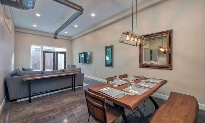Roanoke Apartment | Bright modern loft for adventurers