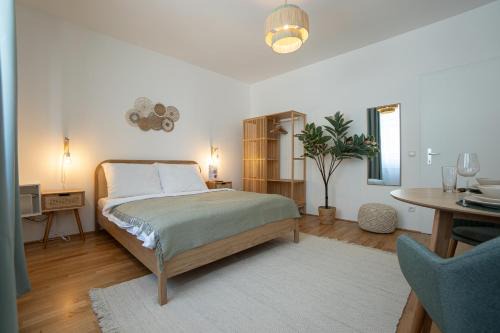 Weißgerber Apartment | Bright & Modern Studio in Center with a Queen Bed