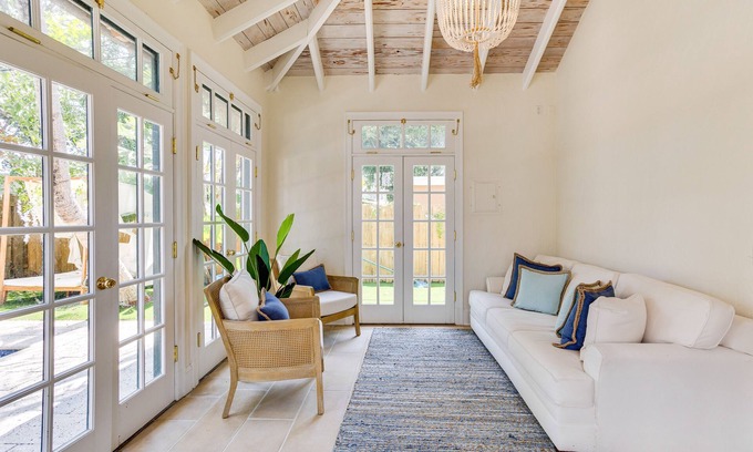 Southside Cottage | Bright & Modern West Palm Beach Cottage w/Loft