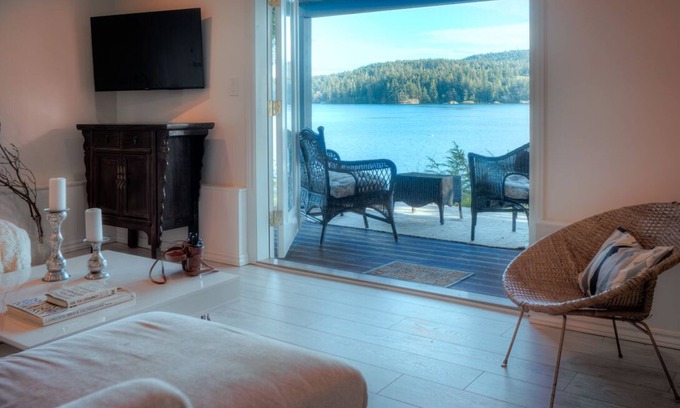 Sooke House | Bright oceanfront retreat - 3 bedroom 2 bath groundfloor suite hot tub