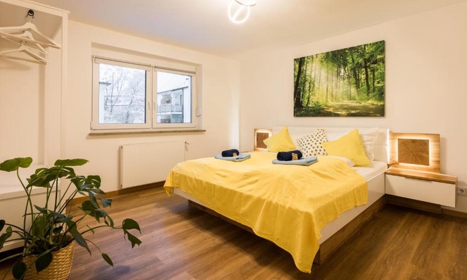 Lechhausen-Ost Apartment | BRIGHT - Perfect For 4 - Kitchen - Parking - Netflix