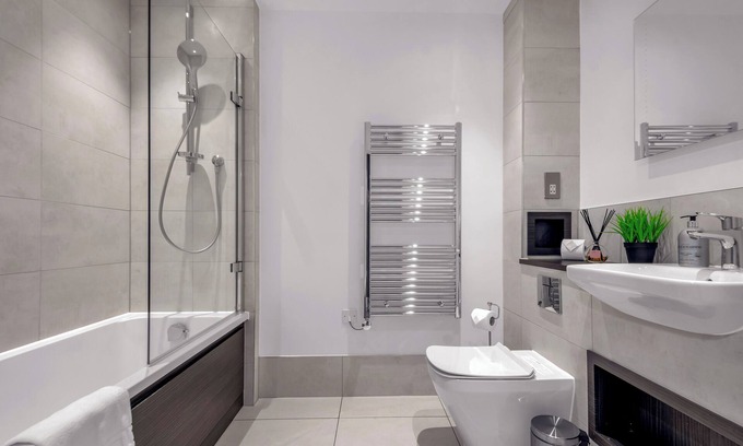 Stratford Apartment | Bright, Pet-Friendly Hackney Wick Flat with Canal Views & Top Amenities