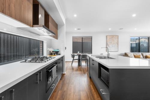 Clyde North Villa | Bright & Roomy 5BR Clyde North Home
