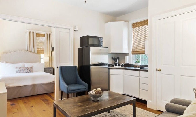 Cannonborough Elliotborough Apartment | Bright & Secluded Apartment with Pool Access