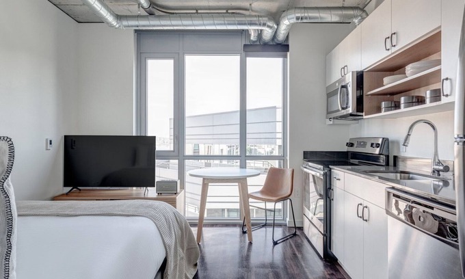 Cascade Apartment | Bright South Lake Union Studio w/Gym, W/D, walk to bars, by Blueground