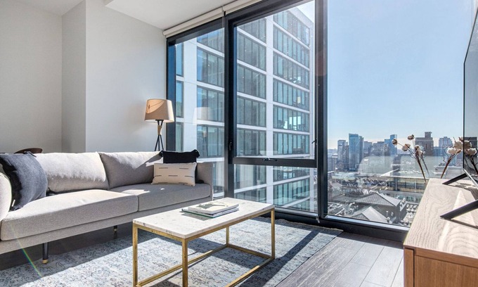South Loop Apartment | Bright South Loop Studio w/Pool, Gym, walk to Grant Park, by Blueground (ID #CHI347)