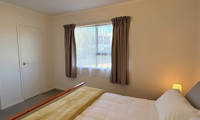 Greenlane - Ellerslie Apartment | Bright & Spacious 2BR, Sleep 4, Free Parking, Easy Access to CBD