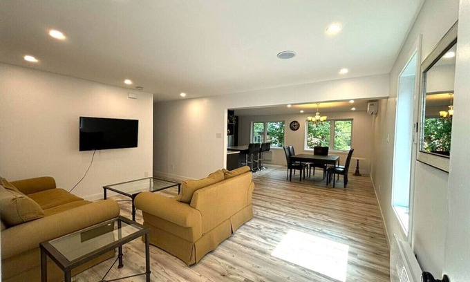 Cote-Des-Neiges—Notre-Dame-De-Grace Apartment | Bright & Spacious 3-Bedroom Retreat in Côte-des-Neiges | Comfort & Convenience in Montreal
