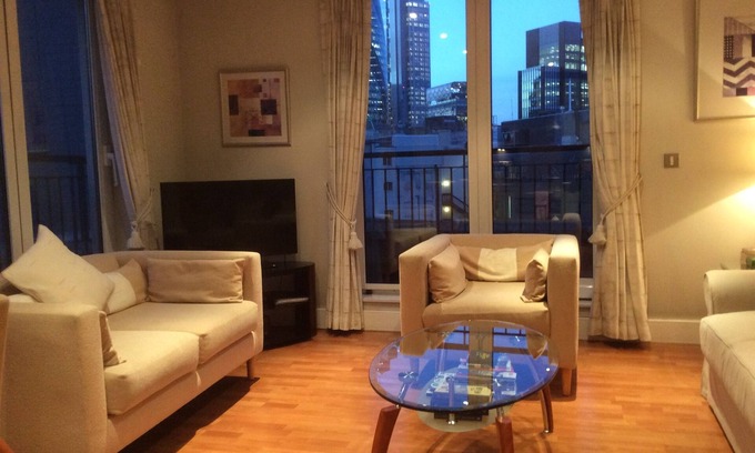 Tower Hill Apartment | Bright Spacious Flat with Balconies 150m from Tower of London