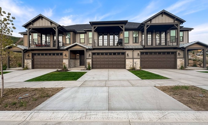Park City House | Bright Spacious & Modern Condo with fireplace and gas grill