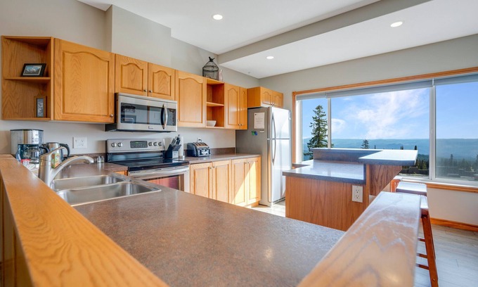 Silver Star Mountain Hotel | Bright & Spacious Property w/Fireplace - Sleeps 13