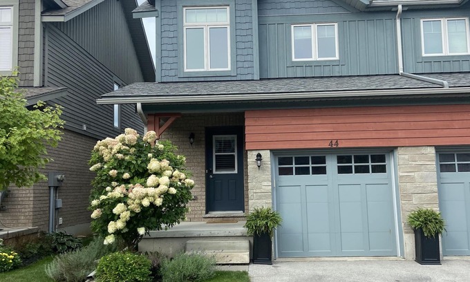 Collingwood House | Bright spacious townhouse w/private rec centre - 7 minutes to Blue Mountain