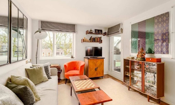 St. Dunstan's Apartment | Bright Stepney Green Nest