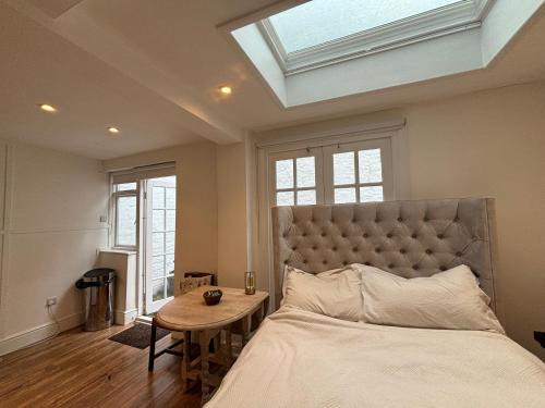 Parsons Green and Walham Apartment | Bright Studio Flat with Private Patio Fulham