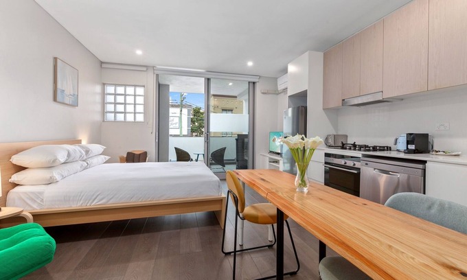 Coogee Apartment | Bright Studio with Balcony near Coogee Beach