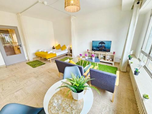Belair Apartment | Bright Studio with outdoor balcony