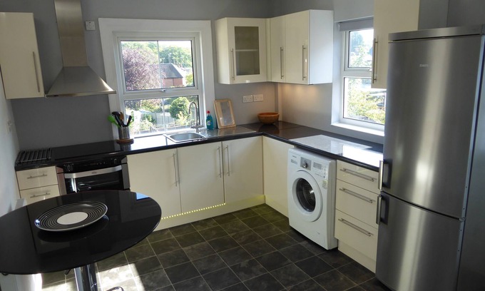 Sunninghill Apartment | Bright, sunny, 1-bedroomed apartment on the High Street