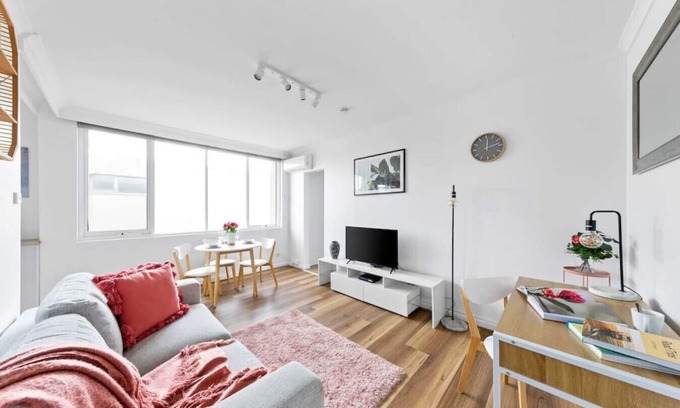 St. Kilda East Apartment | Bright & Sunny Oasis