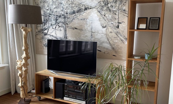 Oude Pijp Apartment | Bright, sunny two bdrm apartment walking distance to the canals of Amsterdam
