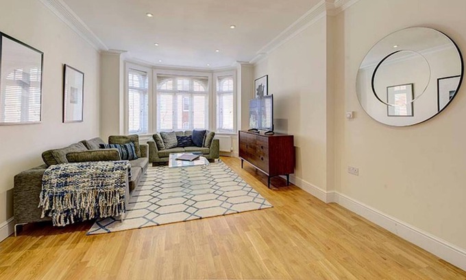 Ravenscourt Park Apartment | Bright Three Bedroom Apartment in Hammersmith