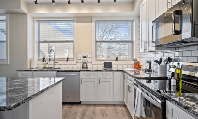 East Liberty Apartment | Bright & Upscale|King Bed|Free Parking w/Workspace