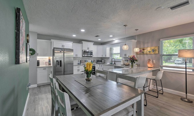 Venice Cottage | Bright Venice Getaway < 1 Mi to Historic Dtwn