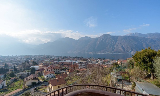 Mandello del Lario Villa | Bright villa with lake view, can accommodate up to 6 people.The property is located in a residential area of Mandello del Lario, a town on the shores of the Lecco branch of Lake Como.The area is ideal for both relaxing stays and trekking lovers. Nearby t