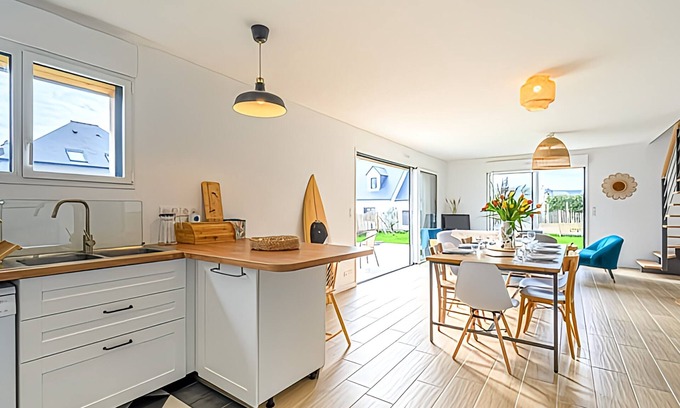 Plouharnel House | Bright wooden house, 4 bedrooms, sleeps 10, 5 mins from beaches and shops