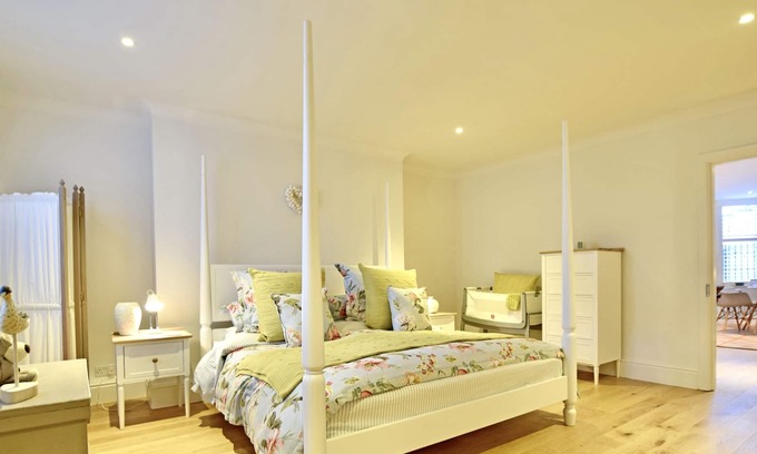 Kemptown Apartment | Brighton Beach Apartment Parking Free On-site & EV Charger