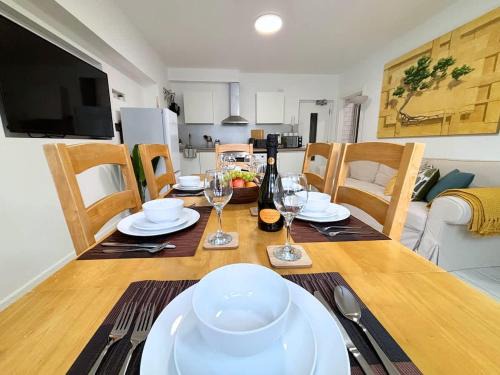 Nuneaton House | Brighton Coastal Bliss - 3 bedroom Ap for big families and group up to 10