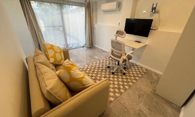 Brighton East Apartment | Brighton Guest Suite – Walk to Bay St, Train, Sky Bus and Beach. Free Parking!