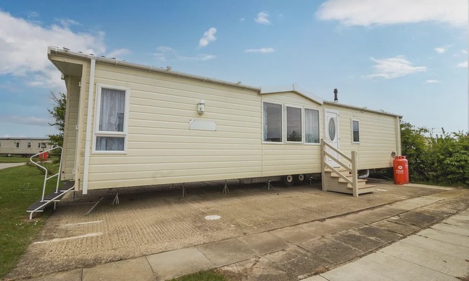 Mappleton House | Brilliant 6 berth caravan for hire at Skipsea Sands Holiday Park ref 41037NF