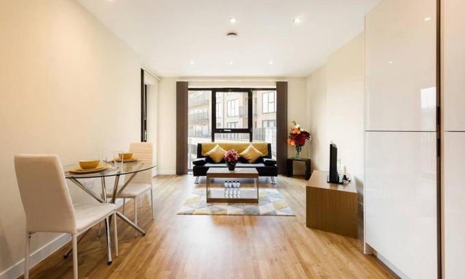 Uxbridge North Apartment | Bristol House