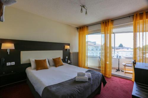 Saintes Hotel | Brit Hotel Bleu Nuit