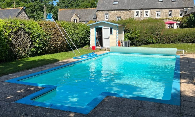 Plouguenast Cottage | Brittany Cottage Sleeps 6. Heated Pool. Free Wifi. Satellite TV. Pet Friendly
