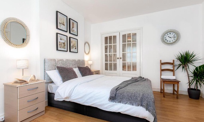 Tower Hamlets Apartment | Broadhurst House Deluxe Room 2