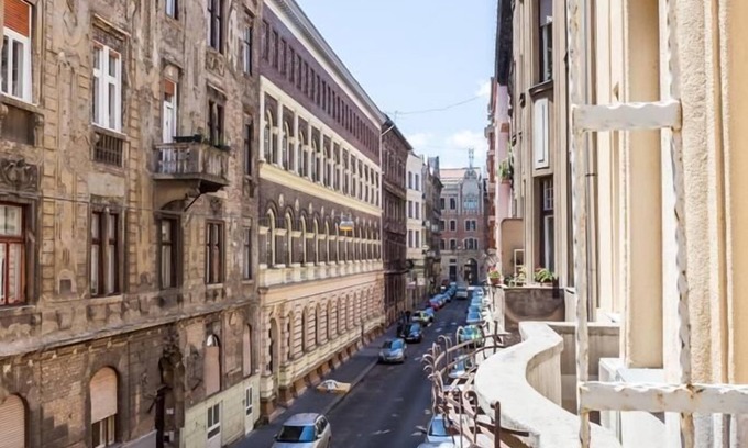 Terezvaros Apartment | BROADWAY SOHO Neighborhood