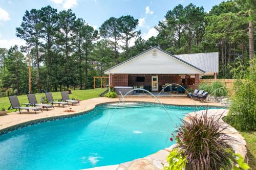 Broken Bow House | Broken Bow Vacation Rental with Pool and Hot Tub!