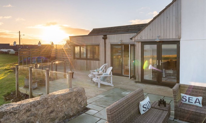 Cemaes Bay Cottage | Bron Wendon: Three bedroom pet-friendly cottage with sea views